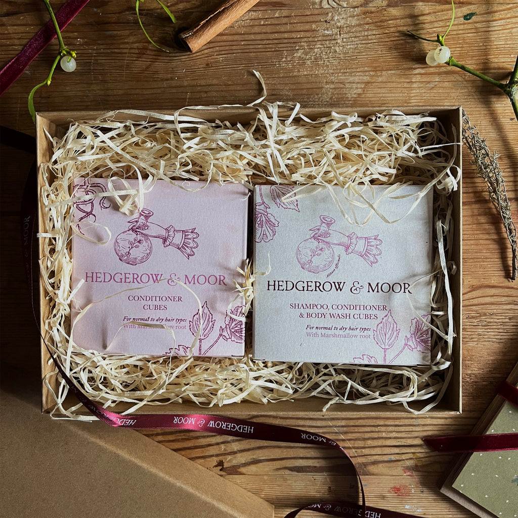 Hedgerow and Moor open gift set featuring shampoo cubes for dry hair