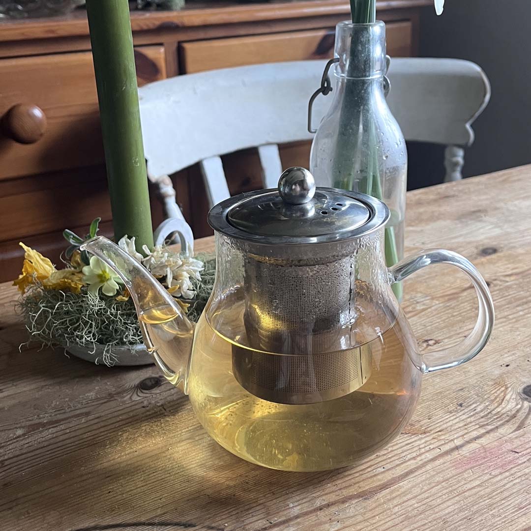 Spring Hedgerow Black Tea – Darjeeling Loose Leaf with Hawthorn, Lemon Balm & Linden Blossom